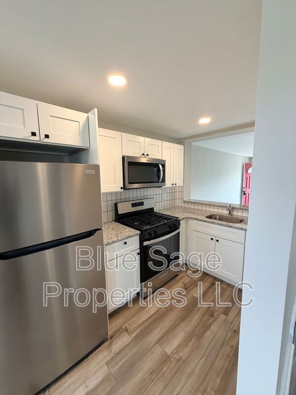 Building Photo - 2345 Bond Ave