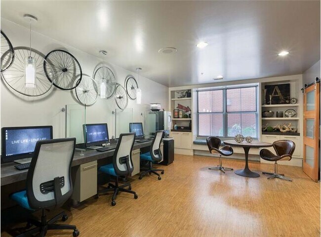 Building Photo - 202 1/2 Lavaca St