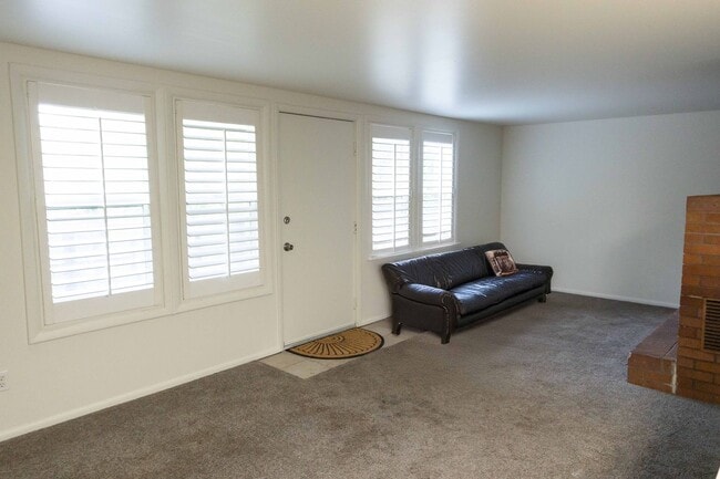 Building Photo - Ski season special, Month to month lease- ...