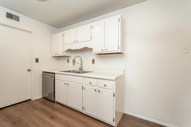 Building Photo - 2205 Sunderland Rd