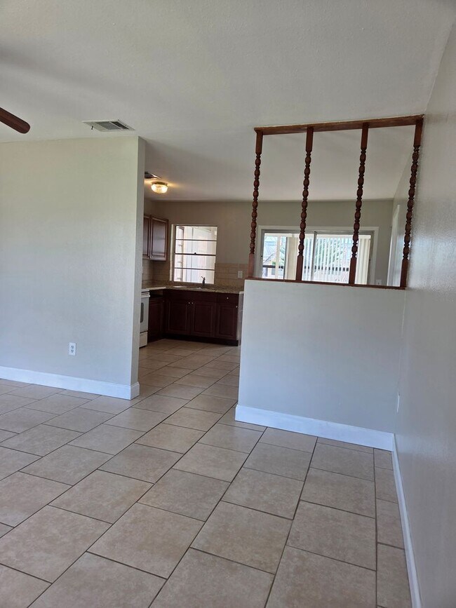 Building Photo - S. BISCAYNE & TAMIAMI TRAIL / 2 bedroom home / $ 1450