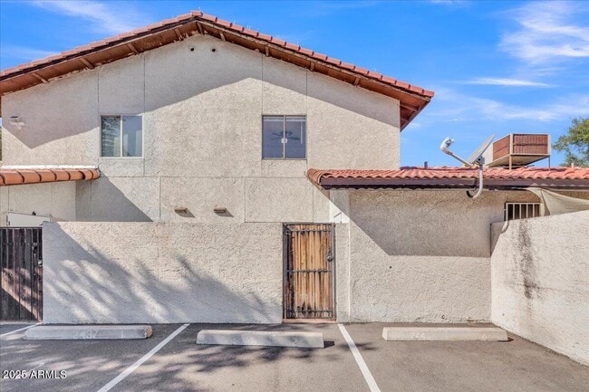 Building Photo - 2437 E Tracy Ln