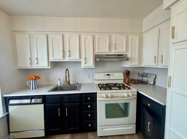 Building Photo - 702 Pinehurst Ct