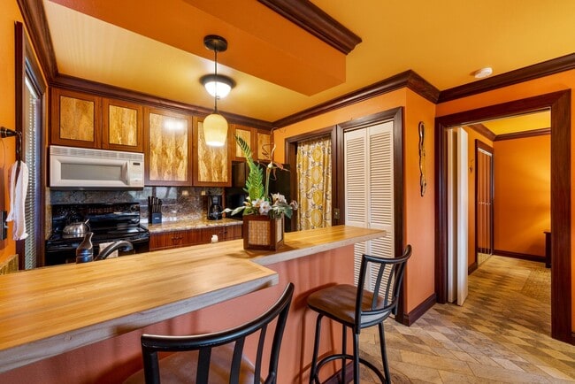 Building Photo - Beautiful turnkey furnished 1- Bedroom 1-bath condo at Fairway Terrace