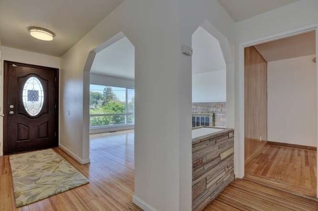 Building Photo - 3 bed 2 bath home for rent in San Mateo