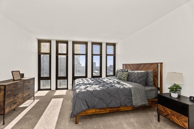 Building Photo - 6700 S South Shore Dr