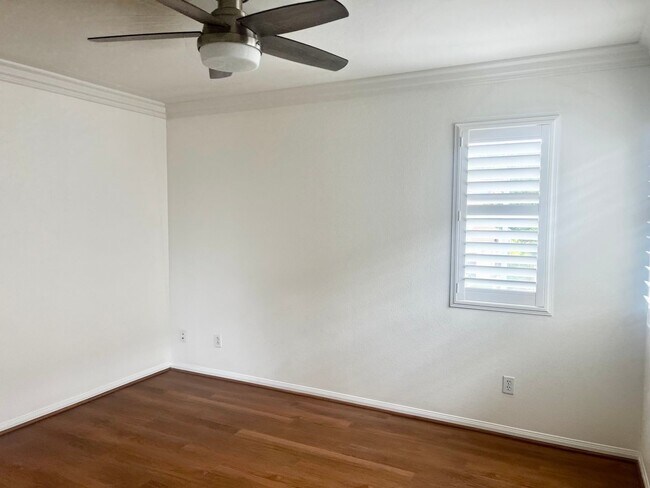Building Photo - Stunning 4br + Den located on a view lot i...