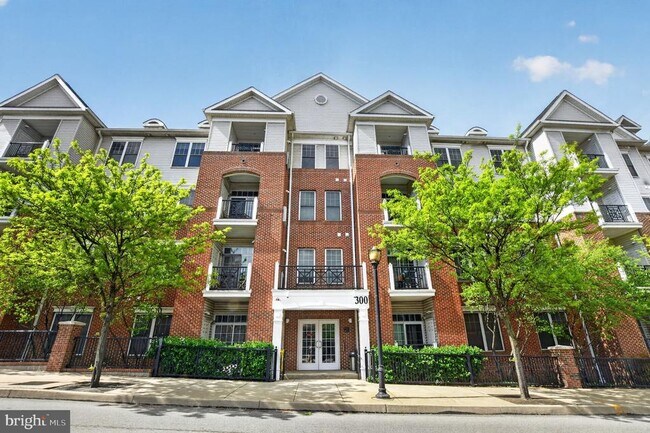 Building Photo - 300 W Elm St