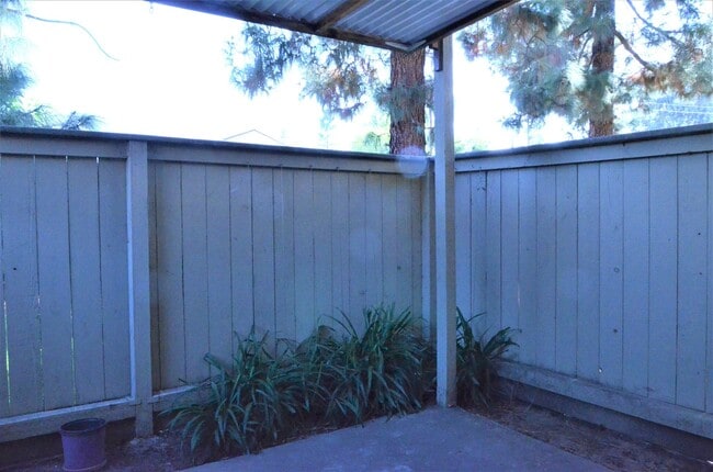 Building Photo - Ground Floor Condo in Wonderful Warm Sprin...