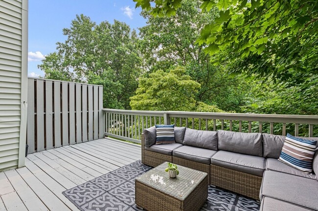 Building Photo - Beautiful End Unit Townhome in Weatherhill Farms