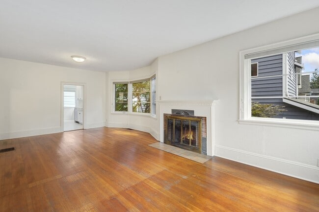 Building Photo - Charming 1906 Craftsman in Fremont — 3 Beds, Walk to Shops & Parks