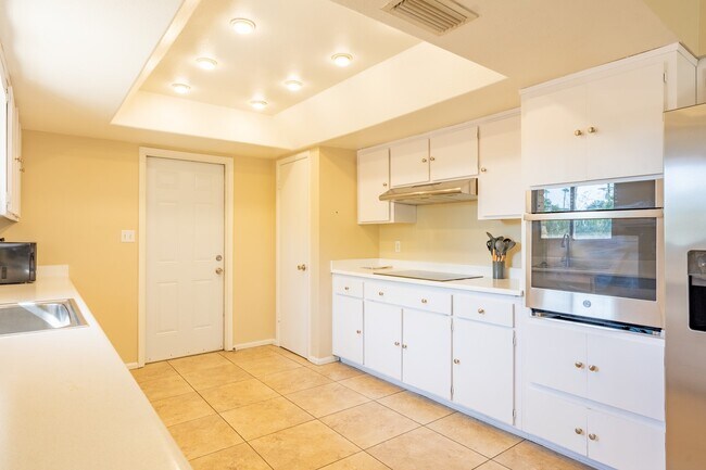 Building Photo - 1047 E Alameda Dr