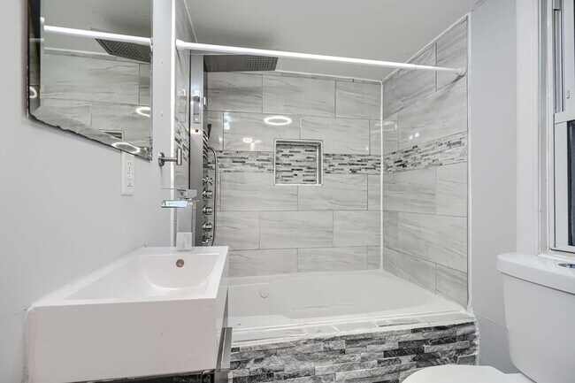 Building Photo - 4012 Fernhill Ave