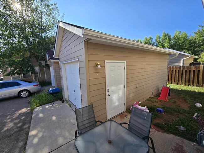 Building Photo - 1546 Columbine Village Dr