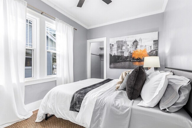 Building Photo - 419 S Kenwood Ave