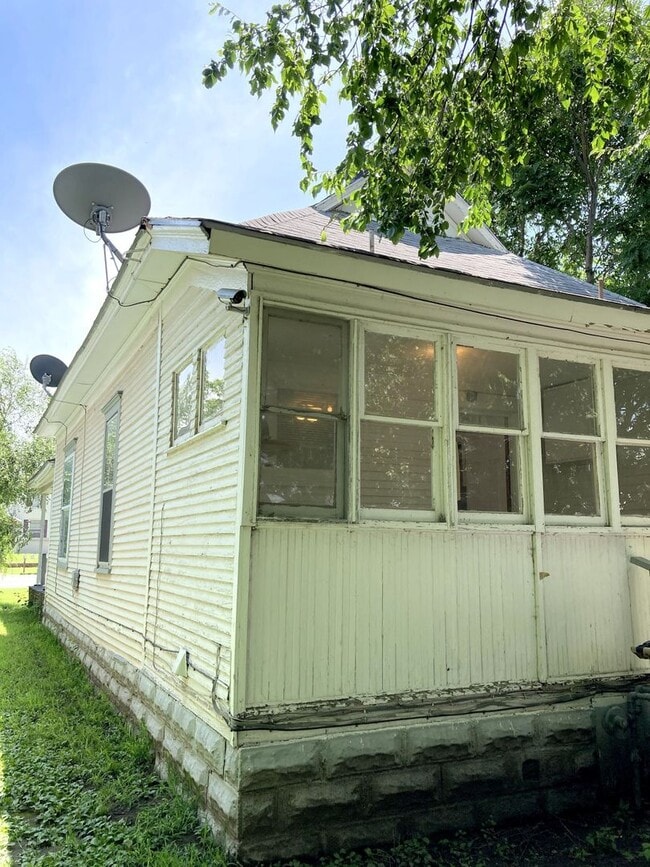 Building Photo - 2 Bed 1 Bath Home