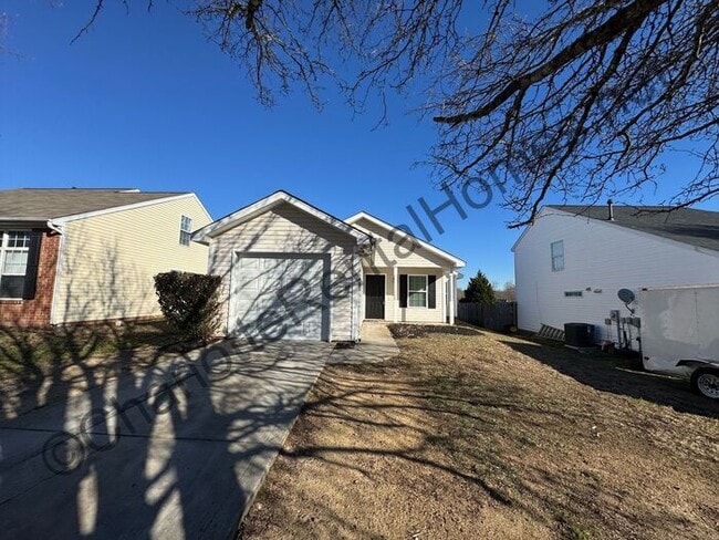 Building Photo - Newly remodeled home in Charlotte!