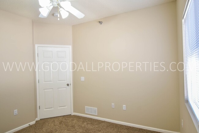 Building Photo - Short Term Lease Available ! 2 Bedroom 2 B...