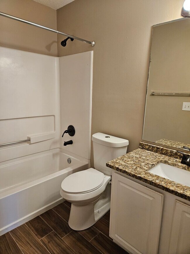 Building Photo - Rare 3 bed 2.5 bath Townhome located in Marietta