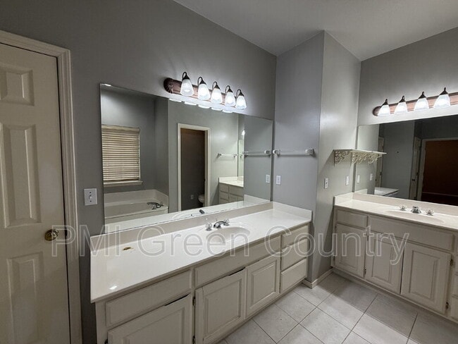 Building Photo - 4419 W Detroit Pl