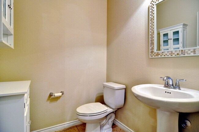 Building Photo - Monticello Townhome