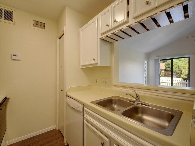 Building Photo - 1601 Faro Dr