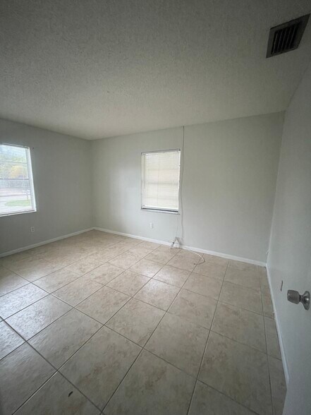 Building Photo - 1637 Barbarie Ln