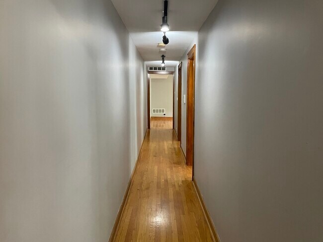 Building Photo - 3722 W Wilson Ave