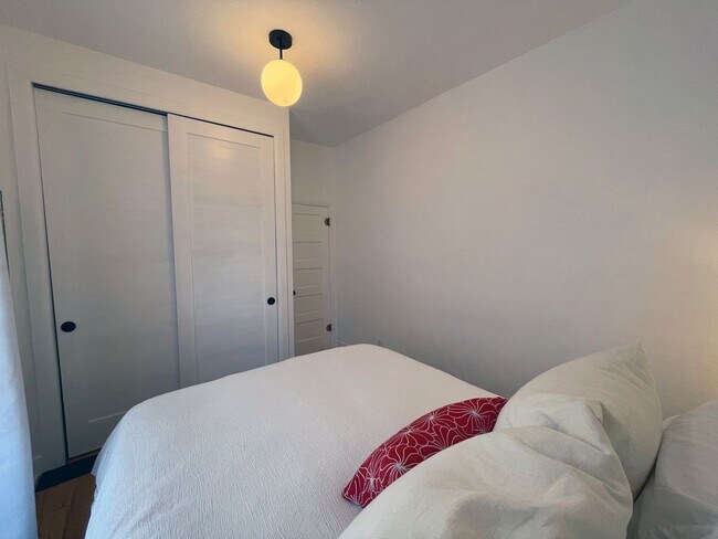 Building Photo - STUNNING Updated Bungalow Home in the West Highlands- Available 8/5!