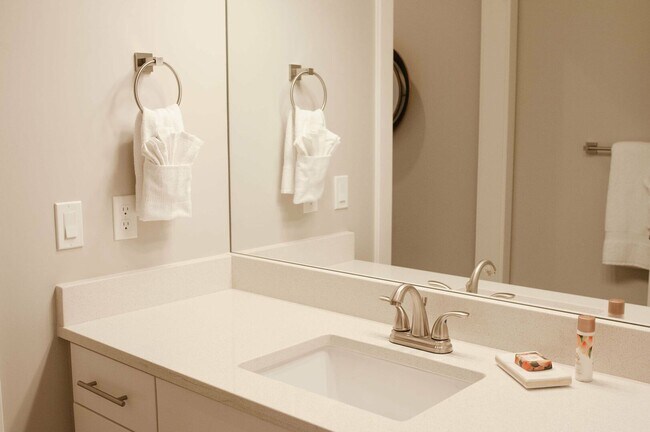 Building Photo - Short term lease options! Spacious Condo in Washington