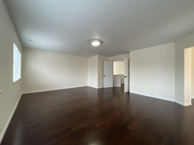 Building Photo - Grand 5 Bedroom Home Featuring 19ft Ceilings, Family Room & Main-Level Suite