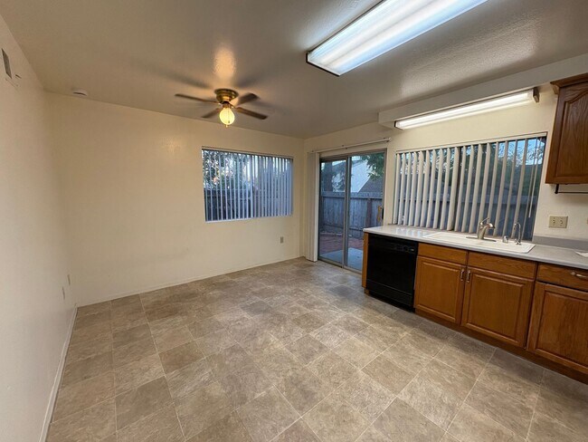 Building Photo - Villa Martinique Town Home!