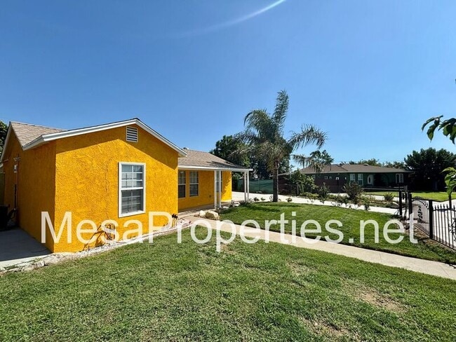 Building Photo - 16059 Iris Dr