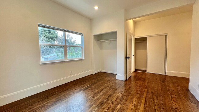 Building Photo - Well-maintained, Charming duplex – 3bd 2ba Upper-Level Unit