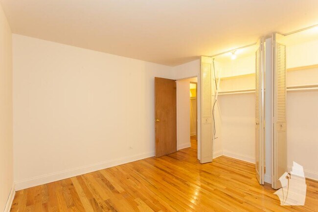 Building Photo - 0 bedroom in Chicago IL 60657