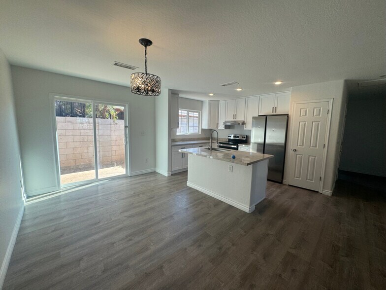 Building Photo - 2702 E Juniper Ave