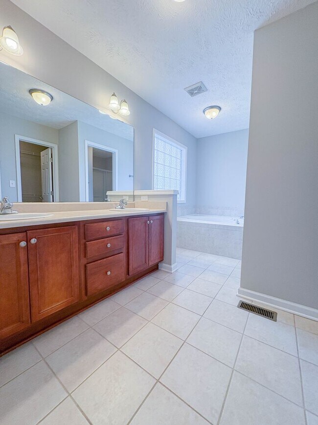 Building Photo - 3426 Broomsgrove Dr