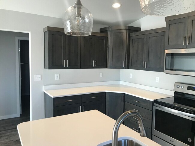 Building Photo - 807 Cathy Dr W