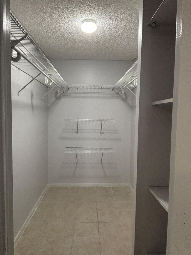 Building Photo - 4152 Inverrary Dr