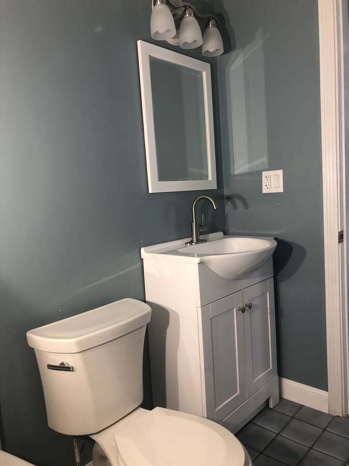 Full bath - 89 Congress St