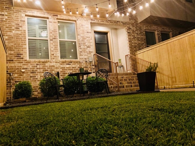 Building Photo - 115 E 2nd St