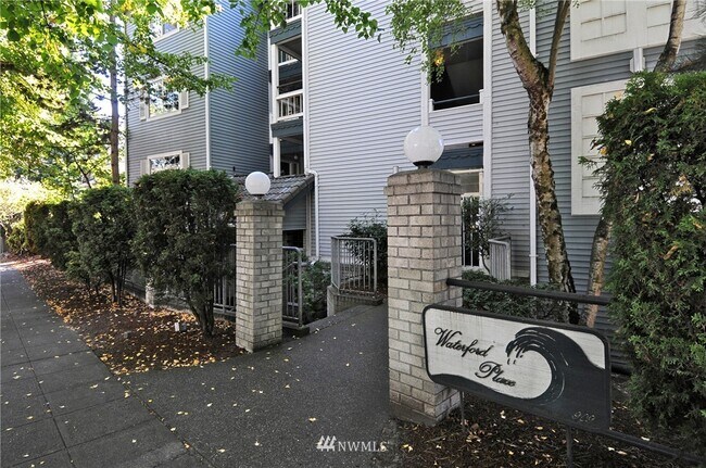 Building entrance - 909 N 35th St