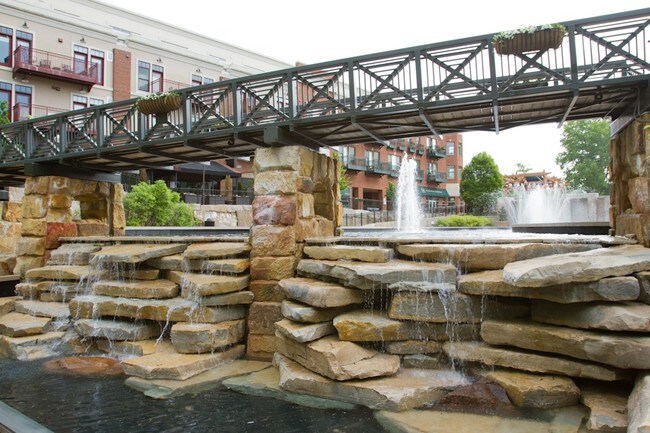 Creekside - 116 N High St