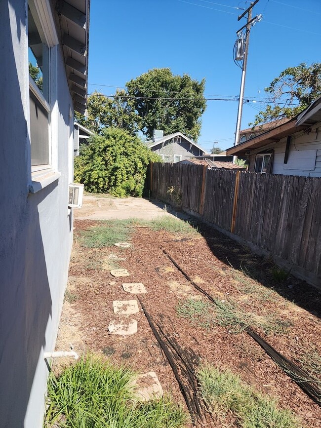 Building Photo - Escalon cute 2 bedroom duplex w/garage