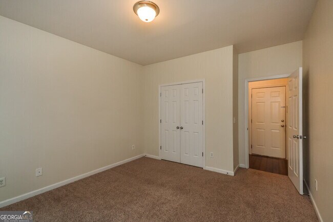 Building Photo - 140 Lantana Dr