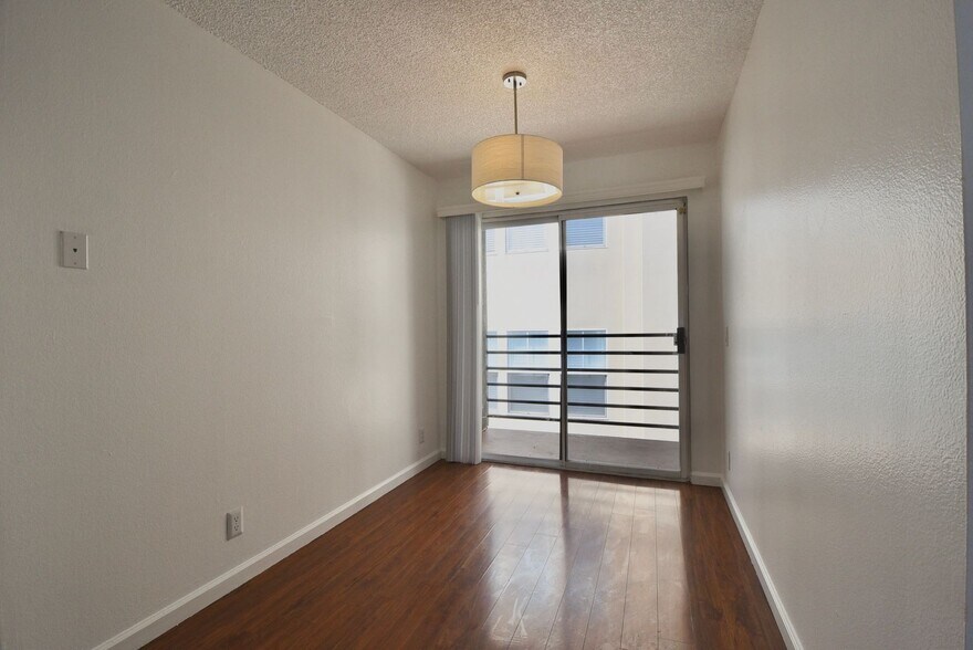 Building Photo - 11315 Moorpark St
