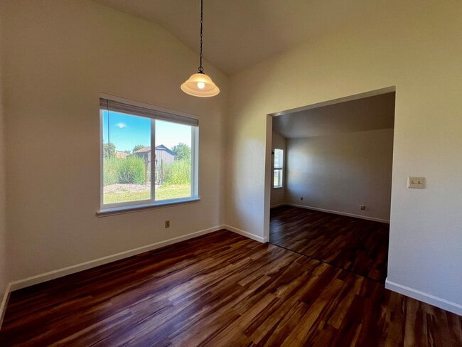 Building Photo - Move in special - $400 off first month's r...