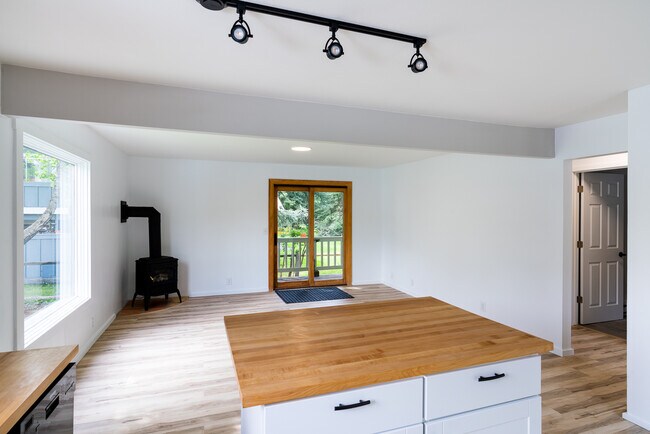 Building Photo - 121 Pinewood Ln