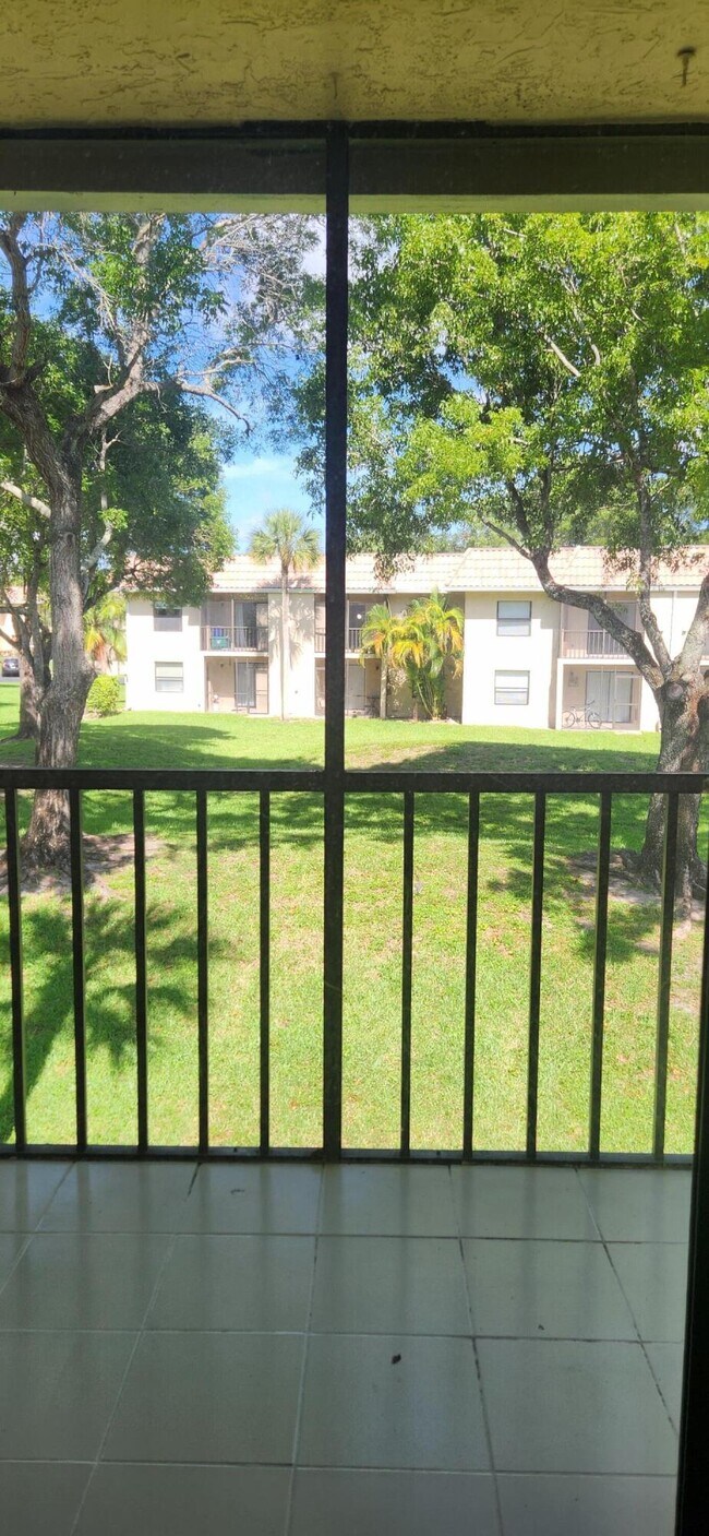 Building Photo - 6832 Palmetto Cir S