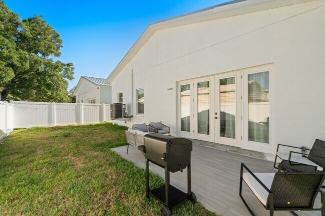 Building Photo - Gorgeous New Constriction House in Tampa - B